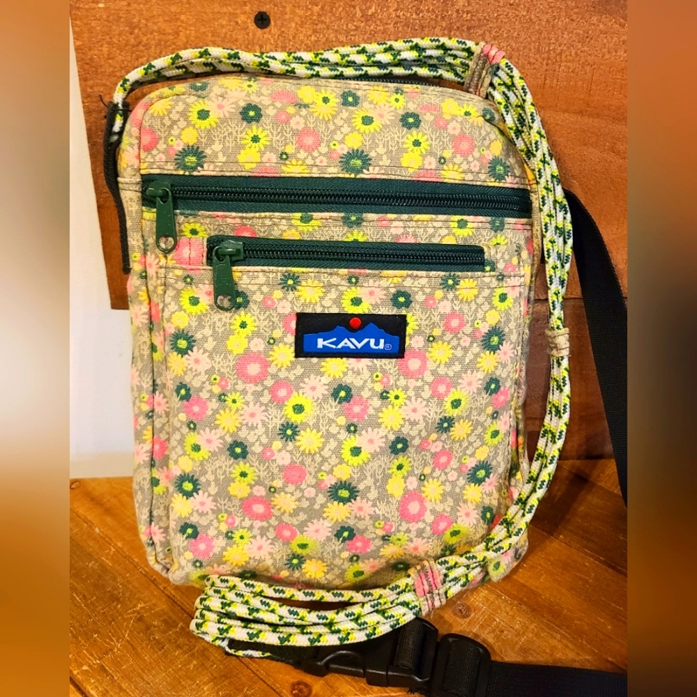 KAVU Ditsy Daisy Crossbody